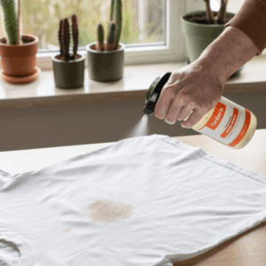 Briters vlekverwijderaar wordt op koffievlek gesprayd op wit T-shirt, effectieve natuurlijke werking